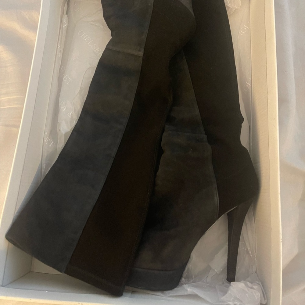 Beautiful suade gray and black boots